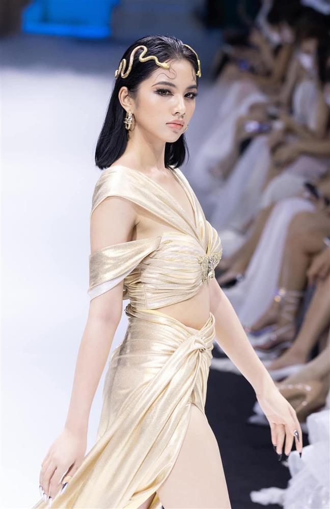 Cẩm Đan ở tuổi 20: Style lấn sân hở bạo và cú trượt dài hậu drama tình ái khiến fan thất vọng-5