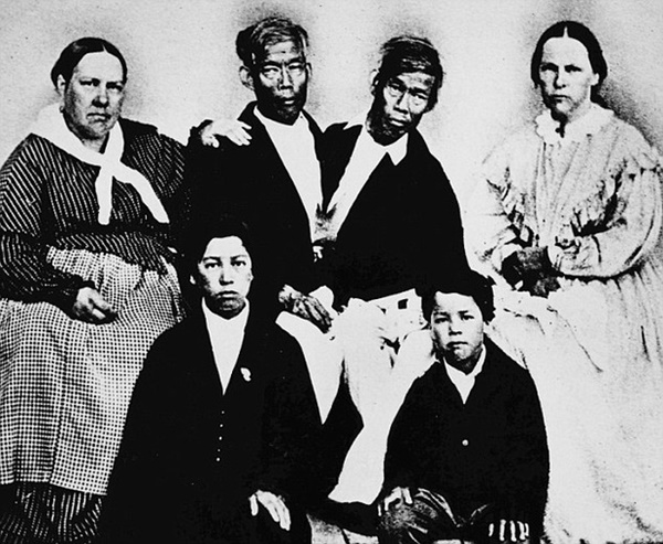 Cặp sinh đôi dính liền nổi tiếng nhất lịch sử: Bị gọi là quái vật” nhưng vẫn thành công rực rỡ, gây tò mò khi lấy 2 vợ riêng biệt, sinh tù tì 21 con-3