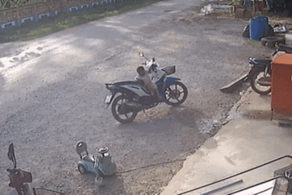 Bất cẩn để con gái nhỏ ở xe một mình, ông bố hoảng hồn chứng kiến cảnh tượng thót tim