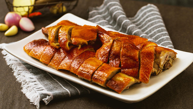 Có nồi chiên không dầu mà chưa thử làm vịt nướng thì quá phí: Ngon không kém vịt nướng ngoài quán luôn nha!-1