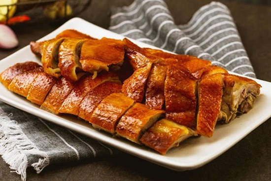 Có nồi chiên không dầu mà chưa thử làm vịt nướng thì quá phí: Ngon không kém vịt nướng ngoài quán luôn nha!