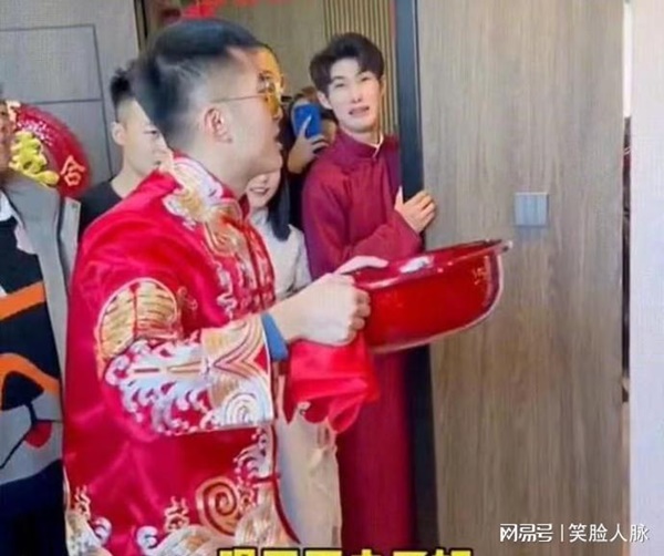 Chú rể bị bắt uống nước rửa chân của cô dâu, rồi bị nhà gái tạt nước vào mặt, kết cục khiến dân mạng đứng hình-2