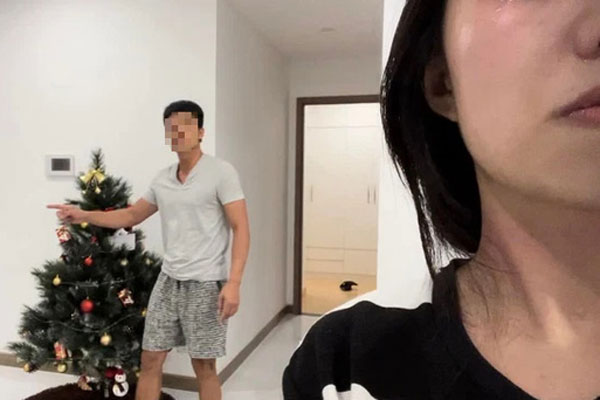 Sao nữ nổi tiếng khiến công chúng ghê rợn khi thản nhiên để bố ruột thoa kem vào phần nhạy cảm trên cơ thể-4