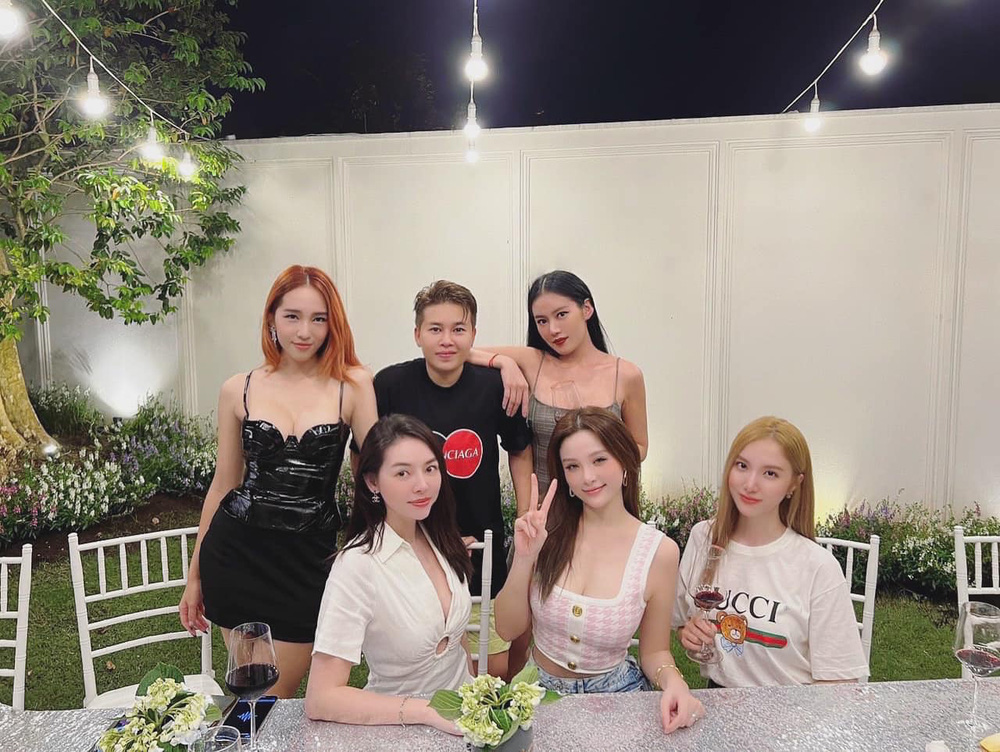 Cận cảnh biệt thự 100 tỷ xa hoa, lộng lẫy của Huyền Baby trong dịp Giáng sinh-1