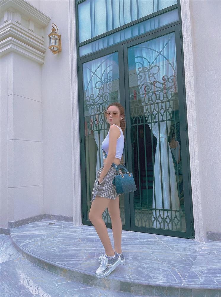 Cận cảnh biệt thự 100 tỷ xa hoa, lộng lẫy của Huyền Baby trong dịp Giáng sinh-2