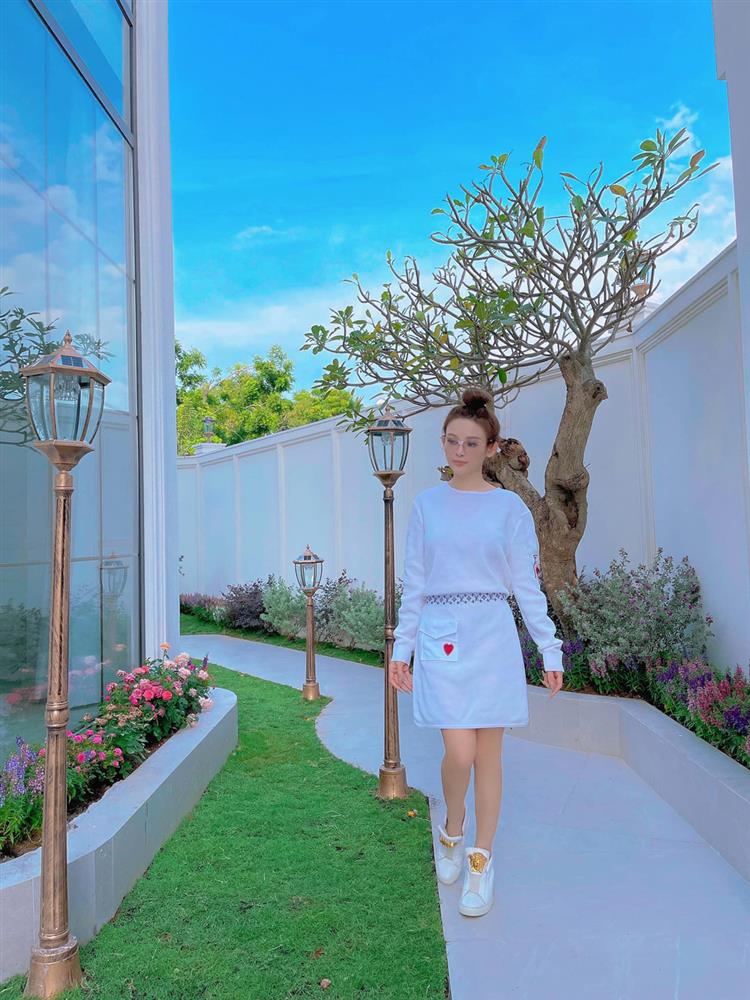 Cận cảnh biệt thự 100 tỷ xa hoa, lộng lẫy của Huyền Baby trong dịp Giáng sinh-3