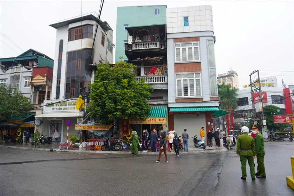 Hiện trường thương tâm vụ cháy nhà mặt phố khiến 2 vợ chồng và con nhỏ tử vong-9