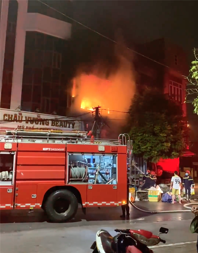 Hiện trường thương tâm vụ cháy nhà mặt phố khiến 2 vợ chồng và con nhỏ tử vong-11