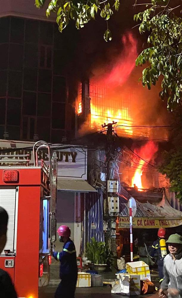 Hiện trường thương tâm vụ cháy nhà mặt phố khiến 2 vợ chồng và con nhỏ tử vong-10