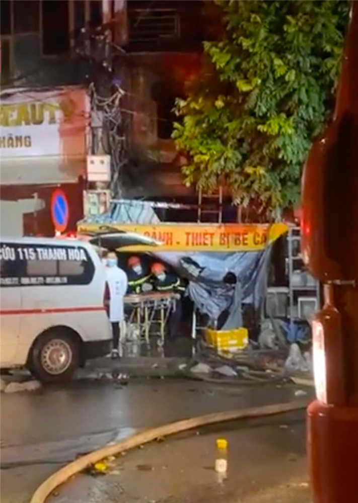 Hiện trường thương tâm vụ cháy nhà mặt phố khiến 2 vợ chồng và con nhỏ tử vong-13