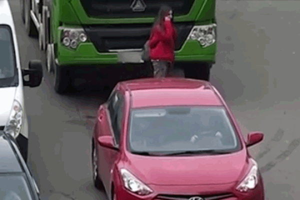 Clip: Nghe điện thoại khi sang đường, cô gái bị xe bồn 