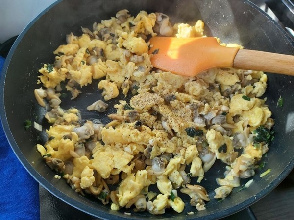 Cách làm trứng xào ngao đơn giản, vị mềm thơm ngon, giàu dinh dưỡng-9