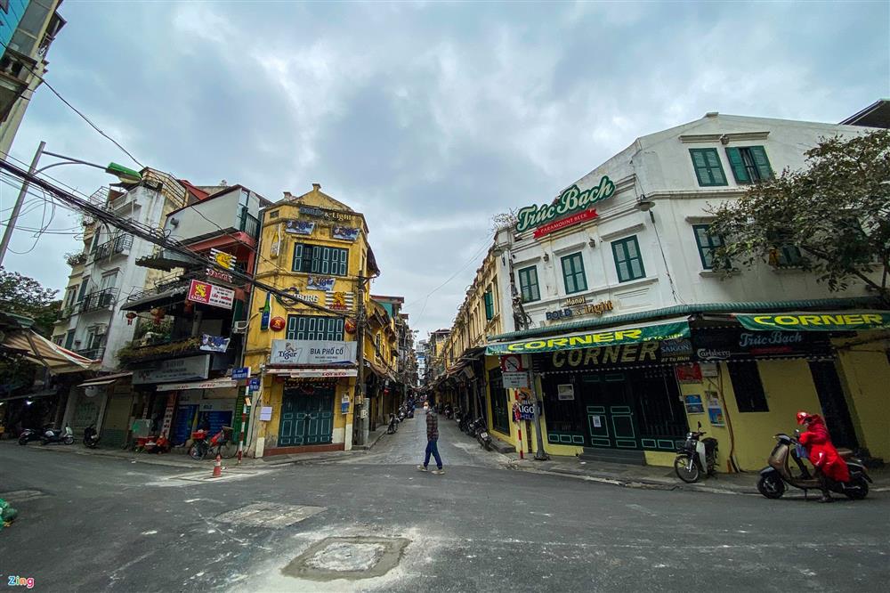 Hà Nội vắng vẻ khi nhiều quận trung tâm dừng bán hàng ăn, uống tại chỗ-1