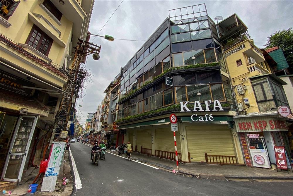 Hà Nội vắng vẻ khi nhiều quận trung tâm dừng bán hàng ăn, uống tại chỗ-2