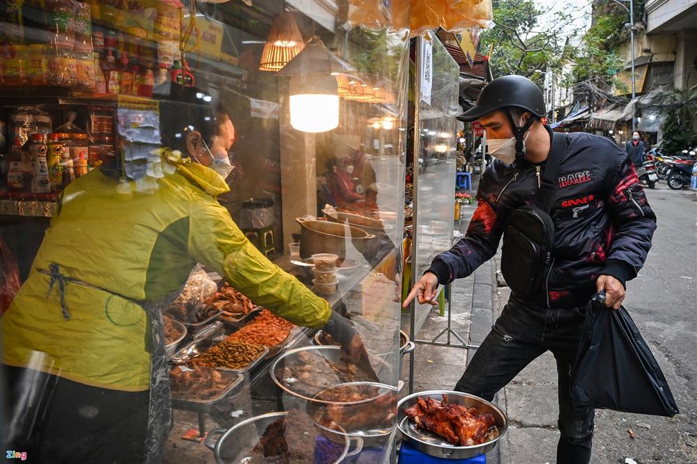 Hà Nội vắng vẻ khi nhiều quận trung tâm dừng bán hàng ăn, uống tại chỗ-5