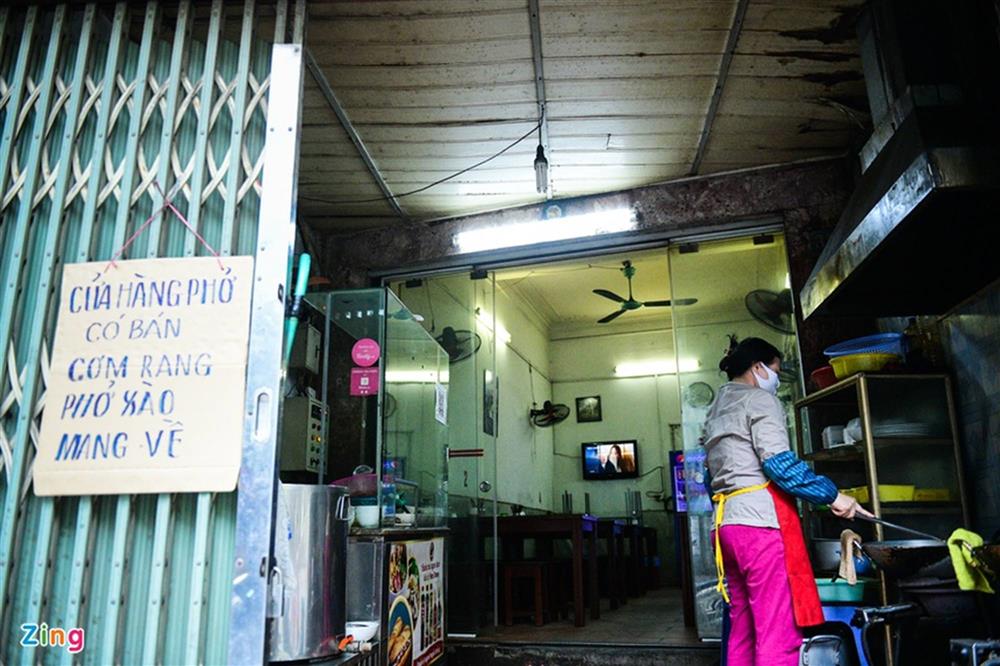 Hà Nội vắng vẻ khi nhiều quận trung tâm dừng bán hàng ăn, uống tại chỗ-9