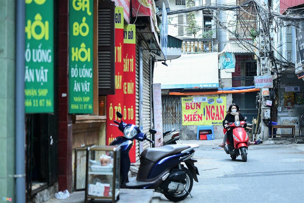 Hà Nội vắng vẻ khi nhiều quận trung tâm dừng bán hàng ăn, uống tại chỗ-10