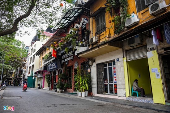 Hà Nội vắng vẻ khi nhiều quận trung tâm dừng bán hàng ăn, uống tại chỗ