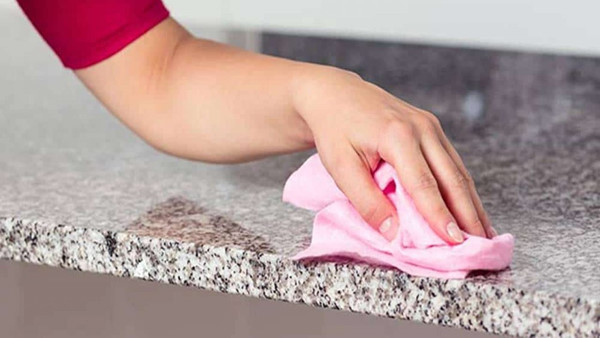 Đặt một chai giấm trắng dưới miệng cống ai ngờ giải quyết được những rắc rối của mỗi hộ gia đình-3