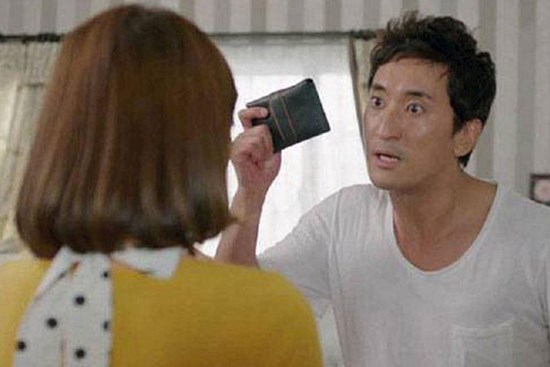 Bố chồng phải phẫu thuật gấp, tôi rút 300 triệu về lo cho ông thì chồng thu sạch rồi mắng vợ ngu