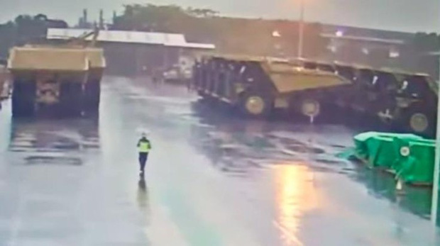 Clip: Cầm bộ đàm đi dưới mưa, nhân viên bảo vệ bị sét đánh tóe lửa-1