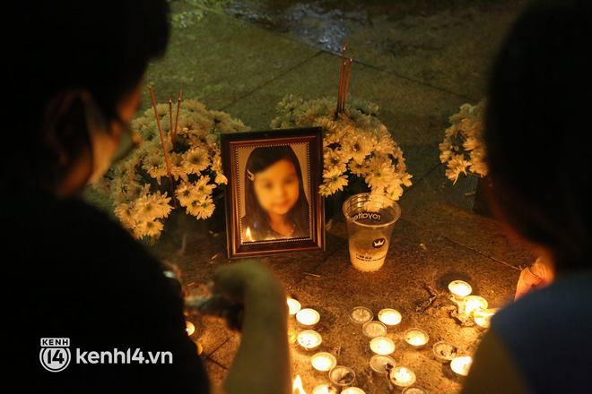 Nghẹn lòng lễ tưởng niệm bé gái 8 tuổi nghi bị dì ghẻ bạo hành: Tấm di ảnh với nụ cười ngây thơ khiến bao người xót xa-5