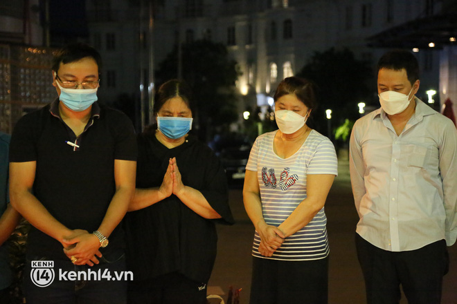 Nghẹn lòng lễ tưởng niệm bé gái 8 tuổi nghi bị dì ghẻ bạo hành: Tấm di ảnh với nụ cười ngây thơ khiến bao người xót xa-9