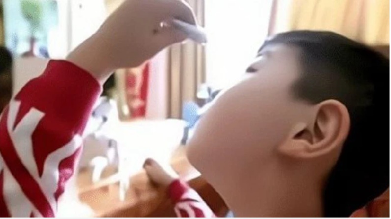 Con trai vô tình nhỏ keo 502 vào mắt, người bố nhanh trí xử lý bằng cách này khiến bác sĩ không ngớt lời khen ngợi-1