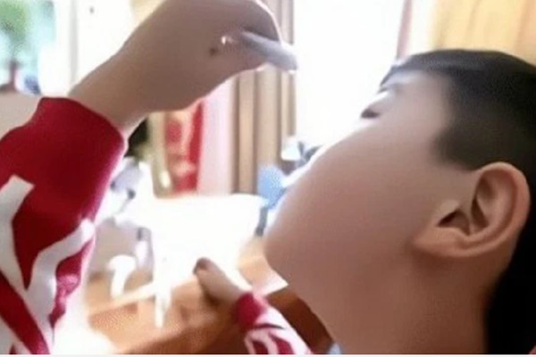 6 thời điểm bố mẹ kìm hãm sự lạc quan của trẻ nhưng chẳng nhận ra, đừng trách tại sao con mình lại rụt rè, nhút nhát đến vậy-4