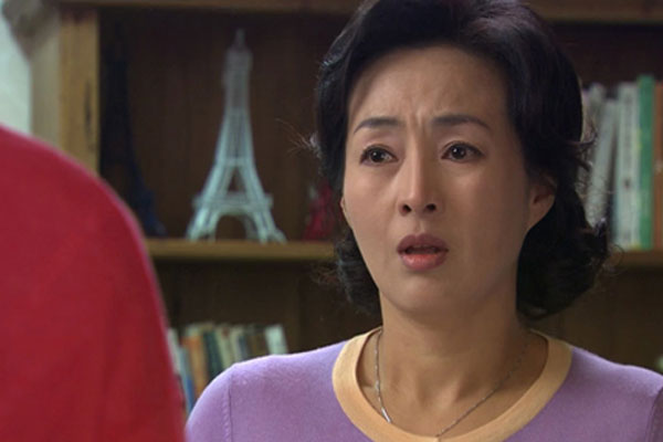 Mỗi lần thay tã cho cháu, con dâu đều khóa cửa, mẹ chồng tò mò nhòm vào mới choáng váng-1