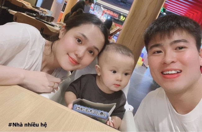 Vợ cầu thủ Duy Mạnh tiết lộ cậu con trai hơn 1 tuổi thường xuyên làm điều này khi gọi điện cho bố khiến mẹ tự hào-1