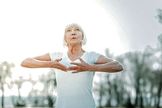 Tập thở có làm virus xuống phổi nhanh hơn? BS đính chính thông tin làm nhiều người lo lắng