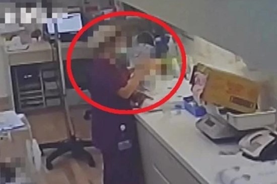 Con sơ sinh 5 ngày tuổi đang khỏe mạnh bỗng bị mù, bố mẹ xem camera bệnh viện mà kinh hãi trước lý do không thể ngờ đến nhất