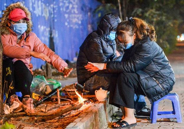 CLIP: Đốt lửa sưởi ấm trong đêm giá rét 10 độ C ở Hà Nội-1
