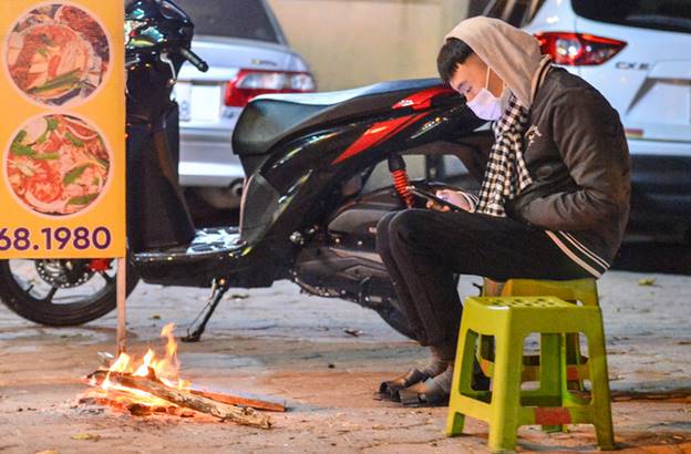 CLIP: Đốt lửa sưởi ấm trong đêm giá rét 10 độ C ở Hà Nội-3