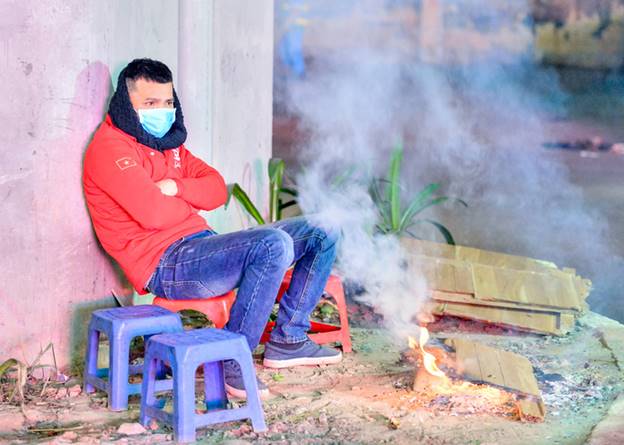 CLIP: Đốt lửa sưởi ấm trong đêm giá rét 10 độ C ở Hà Nội-4
