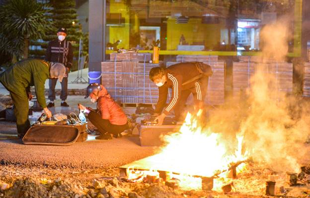 CLIP: Đốt lửa sưởi ấm trong đêm giá rét 10 độ C ở Hà Nội-5