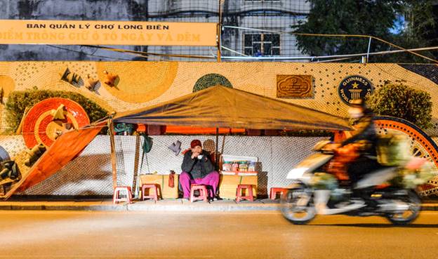 CLIP: Đốt lửa sưởi ấm trong đêm giá rét 10 độ C ở Hà Nội-11