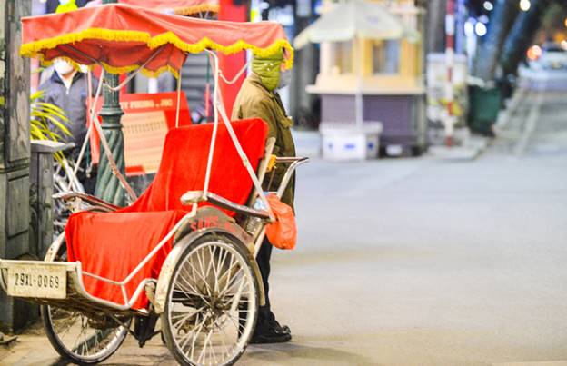 CLIP: Đốt lửa sưởi ấm trong đêm giá rét 10 độ C ở Hà Nội-12