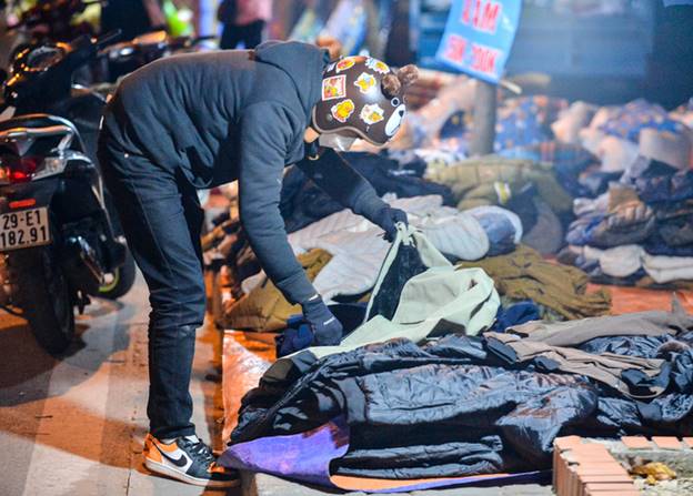 CLIP: Đốt lửa sưởi ấm trong đêm giá rét 10 độ C ở Hà Nội-13