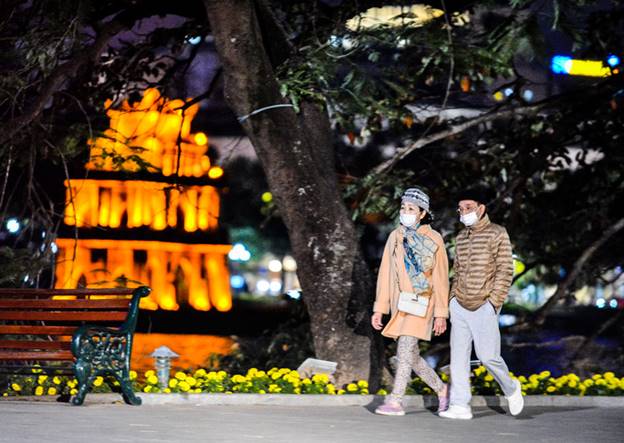 CLIP: Đốt lửa sưởi ấm trong đêm giá rét 10 độ C ở Hà Nội-6