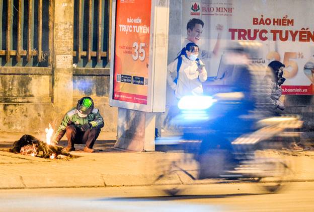 CLIP: Đốt lửa sưởi ấm trong đêm giá rét 10 độ C ở Hà Nội-7