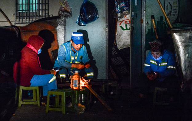 CLIP: Đốt lửa sưởi ấm trong đêm giá rét 10 độ C ở Hà Nội-8