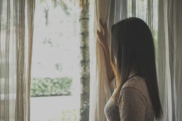 Tái hôn vẫn treo ảnh cưới vợ cũ trong phòng ngủ, vợ làm loạn thì nhận được câu nói ích kỷ của chồng-2