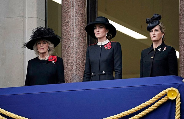 Nữ hoàng Anh công khai ưu ái Công nương Kate khiến Meghan tức nổ mắt và lời cảnh báo dành cho nhà Sussex-1