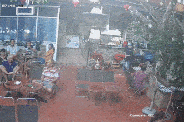 Hú hồn cây xanh trên đường Hà Nội bỗng nhiên bật gốc đổ đè vào 3 người đi xe máy-3