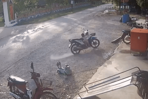 Bé gái ngã đập đầu xuống đất từ yên xe máy: Nguyên nhân do sai lầm của người lớn