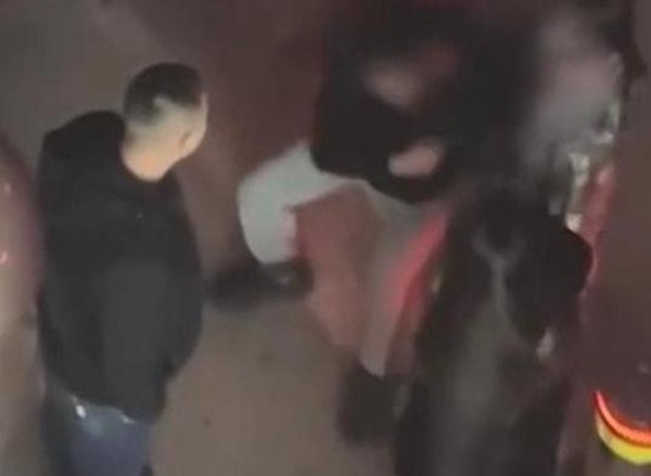 Chàng trai tự vả vào mặt vì có lỗi với bạn gái, hành động của người đàn ông qua đường gây bàn tán vì… nhiệt tình không đúng chỗ-2