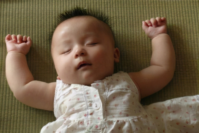 Vì sao trẻ thích giơ tay đầu hàng” khi ngủ? Hiểu được 4 lý do này bố mẹ sẽ an tâm hơn nhiều-1