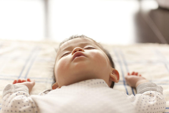 Vì sao trẻ thích giơ tay đầu hàng” khi ngủ? Hiểu được 4 lý do này bố mẹ sẽ an tâm hơn nhiều-2